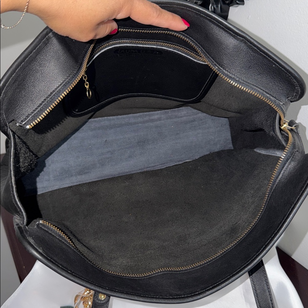 LAURA USA Black Leather Tote Bag with Gold harware - Picture 17 of 17